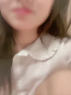 小小年纪傲人胸部露脸美少女独自在家露脸自慰掰穴，美甲手指掰穴白浆渗出，}