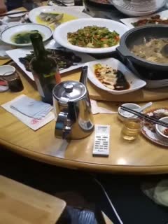 我和你一样，想知道这饭店在哪里,吃饱饭还有特殊服务，打飞机对面的少妇脱光光舔鸡巴，短短时间刺激无线！}