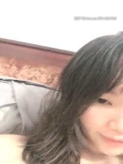 挺嫩苗条妹子全裸自摸，近距离特写掰穴手指扣弄用棒子抽插谈插入感受，很是诱惑喜欢不要错过}