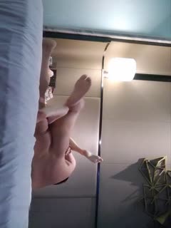 土豪胖哥酒店爆插微信上高价约的御女范气质美女少妇啪啪,身材苗条匀称,现在床上干又站在地上抱起来狠狠抽插.国语!}