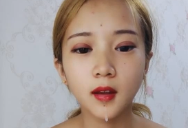 金发妹子全裸道具自慰.}