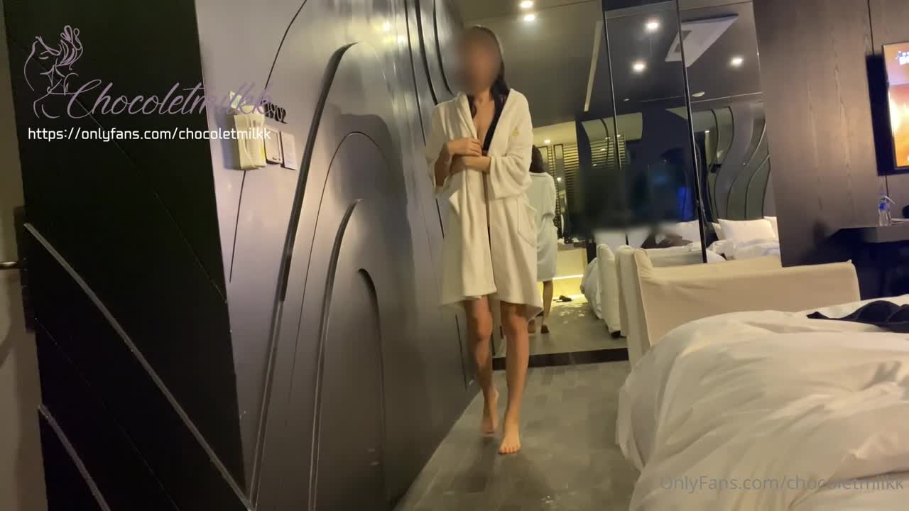 好想的穿著比基尼在户外游泳池干阿.}