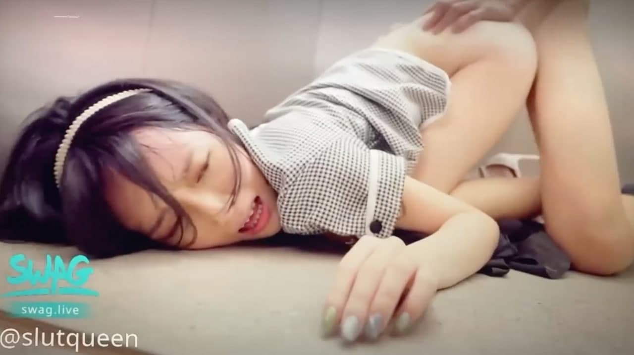 清纯的百货电梯小姐的日常工作.}