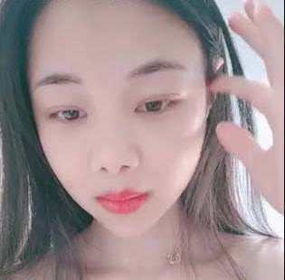 大过年了也不忘记赚外快卧室中和娇小老婆口交打飞机玩穴啪啪后入女上位摇起来}