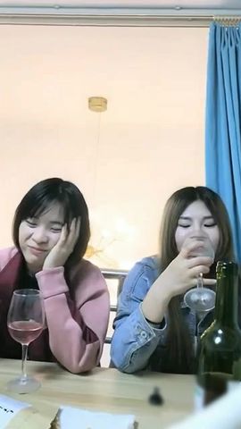 变态哥套路两个工厂妹子回家喝酒下药灌倒一块干苗条妹子药力不够醒来拼命反抗.}