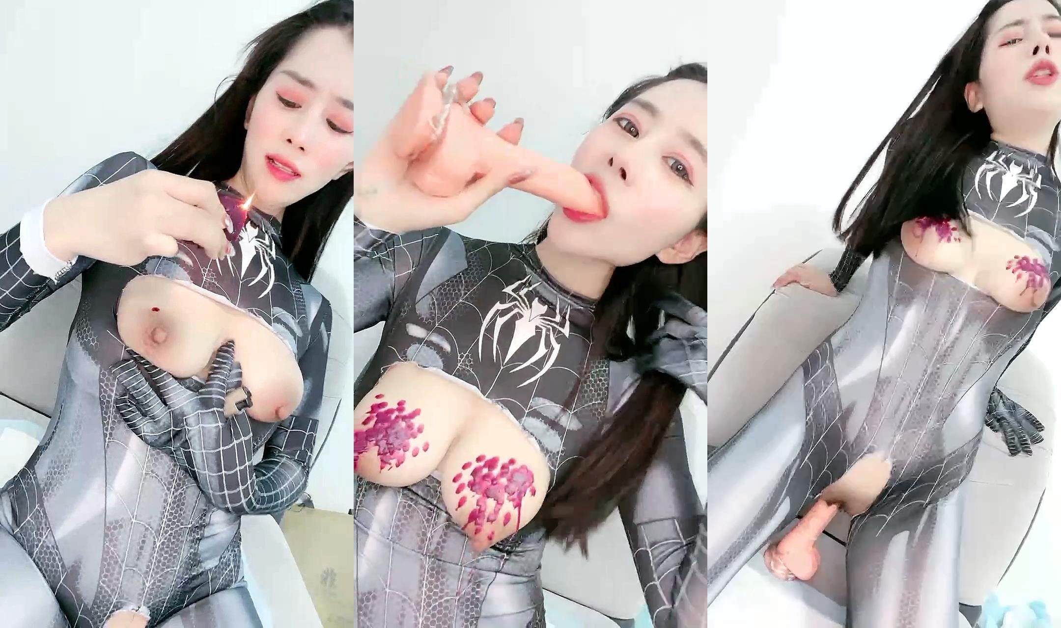 马尾辫蜘蛛侠情开档趣装胸前割开露奶子蜜桃美乳翘起掰穴乳晕滴蜡极度淫骚吊带黑丝更是诱人.}