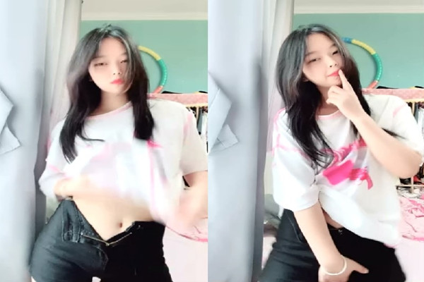 清纯美少女小周妹妹自己闺房自摸诱惑超粉嫩小穴特写揉捏奶子磨蹭阴蒂美臀更是诱人.}