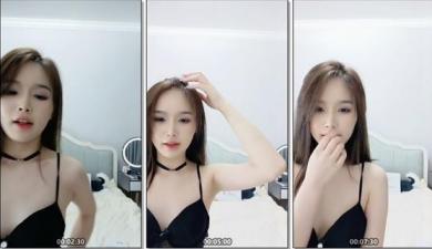 妹子模特身材级别撩骚狼友露三点展现美鲍鱼.}