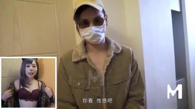 妹妹玩换装游戏最后玩过火.}
