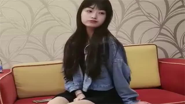 眼镜男探花约了个清纯苗条嫩妹}