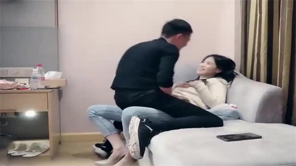 寻花偷拍-男主高价約了个颜值长腿小姐姐付完款主动求抱一脸骚样_}