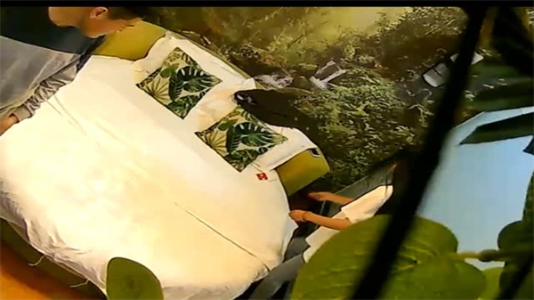 在绿油油的自然房苗条白嫩长发妹子_}