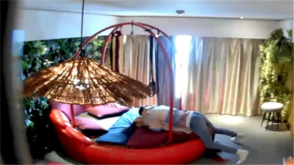 这酷刑房里做爱别有一番滋味_}