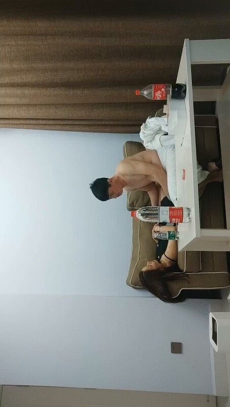 爱情丶故事网恋三天奔现未婚骚女吃饱和足再操大屁股抱起来猛操转战床上尽情输出舒服了.}