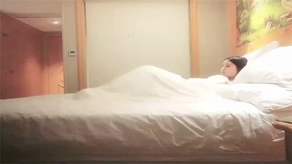 钟爱熟女-大屌魔人约了个苗窕贫乳御姐啪啪}