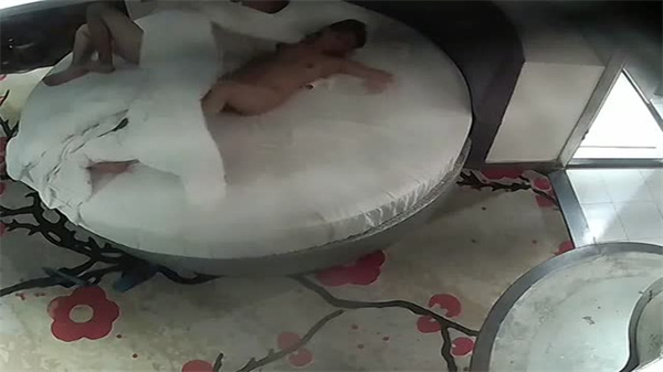 最新情趣酒店白色圆床偷拍_}